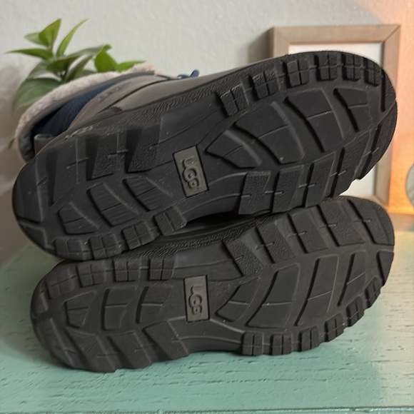 UGG Gray and Black Winter Boots with Blue Laces - Picture 4 of 4